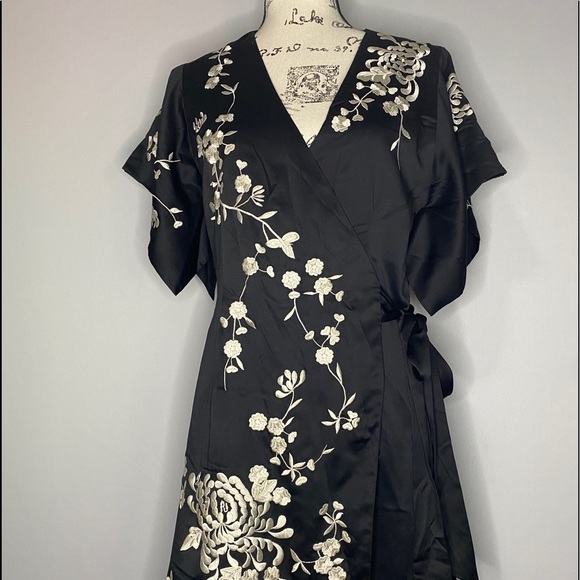 Forever 21 Women’s Embroidered Wrap Kimono Mini Dress Size Medium - Picture 2 of 12